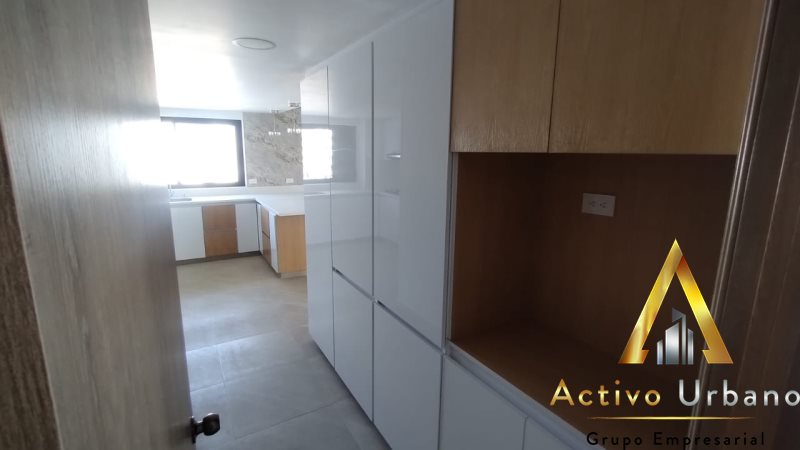 APTO en EDIFICIO EL CORHAL – POBLADO, Medellín